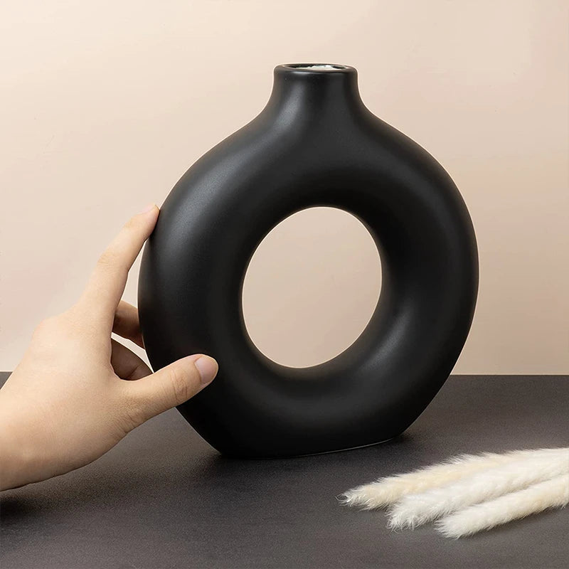 Wazon dekoracyjny ceramiczny okrągły w czarnym kolorze