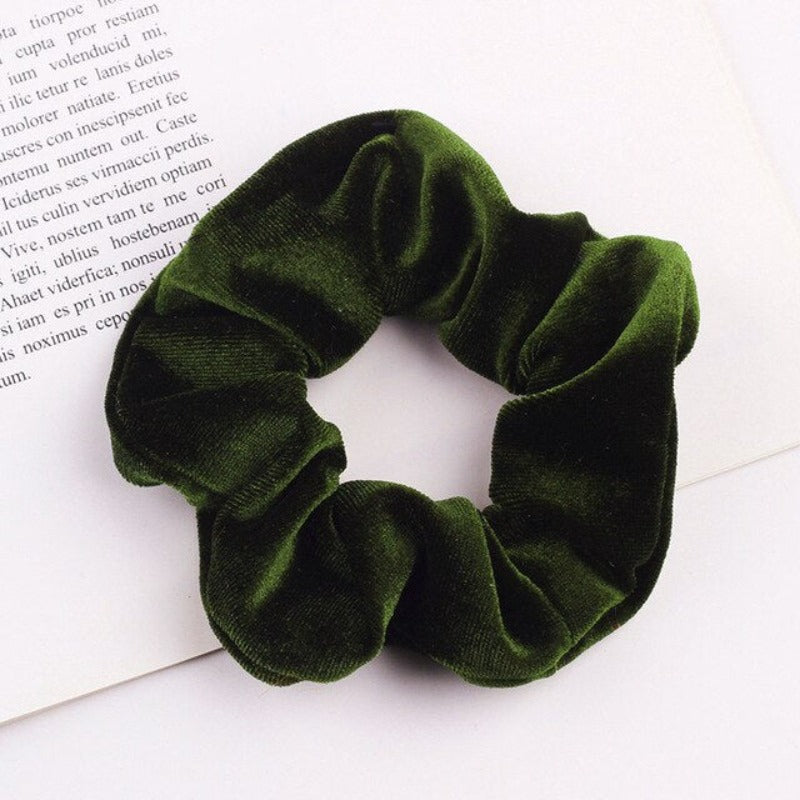 Aksamitna gumka do włosów scrunchie zielona - Akcesoria do stylizacji włosów