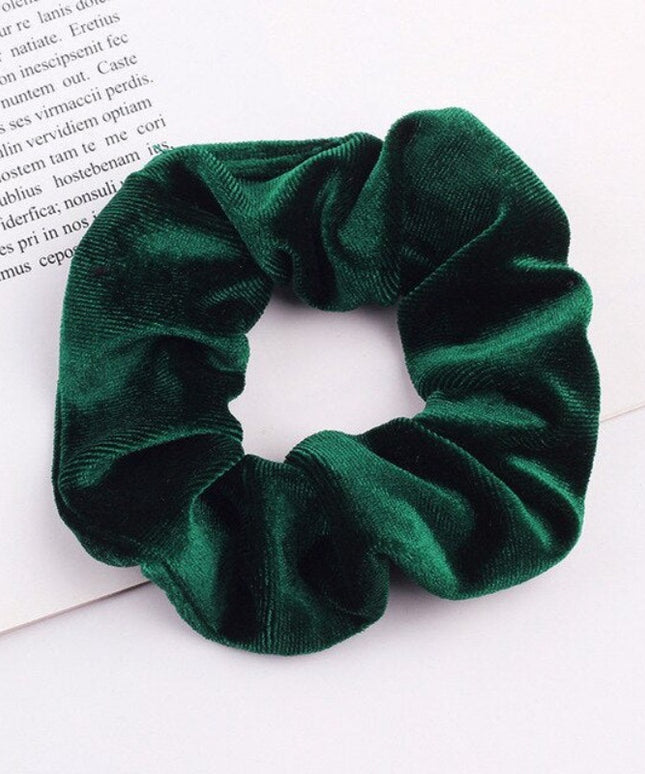 Aksamitna gumka do włosów scrunchie ciemnozielona - Akcesoria do stylizacji włosów