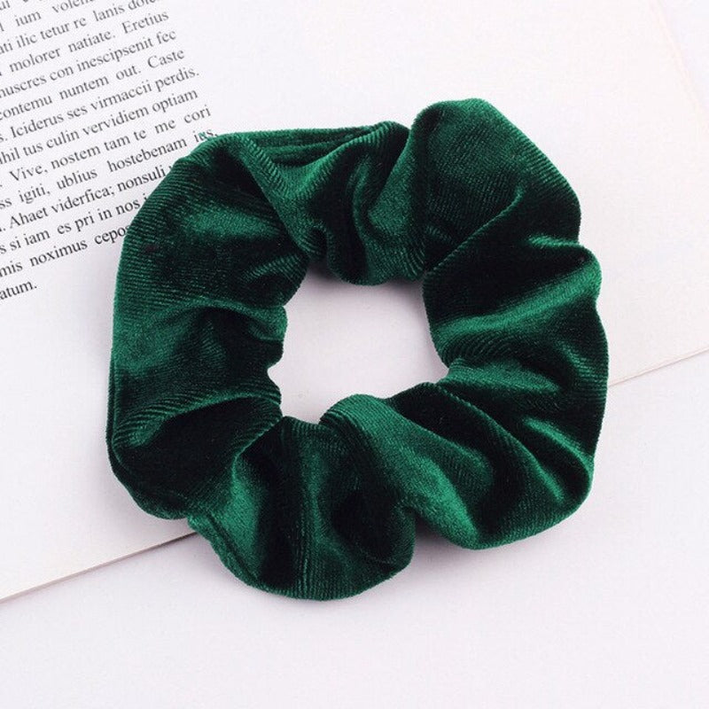 Aksamitna gumka do włosów scrunchie ciemnozielona - Akcesoria do stylizacji włosów