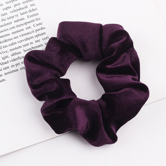 Aksamitna gumka do włosów scrunchie ciemnofioletowa - Akcesoria do stylizacji włosów