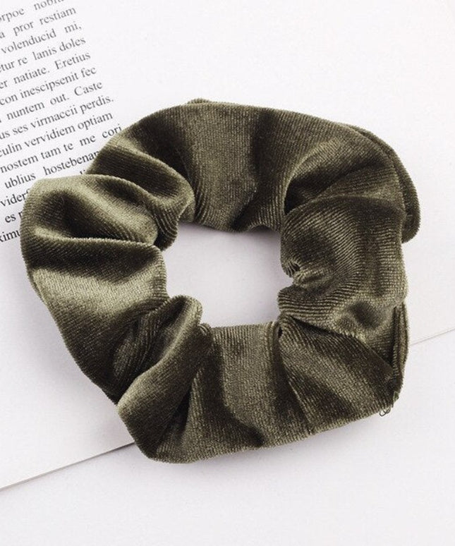 Aksamitna gumka do włosów scrunchie khaki - Akcesoria do stylizacji włosów