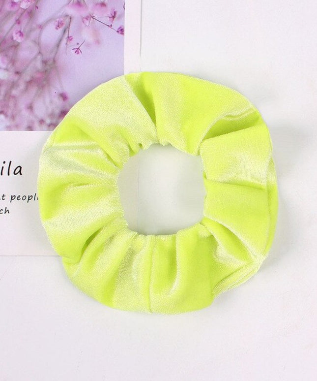 Aksamitna gumka do włosów scrunchie jasnożółta - Akcesoria do stylizacji włosów