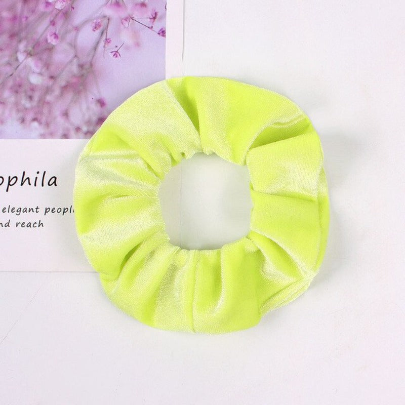 Aksamitna gumka do włosów scrunchie jasnożółta - Akcesoria do stylizacji włosów
