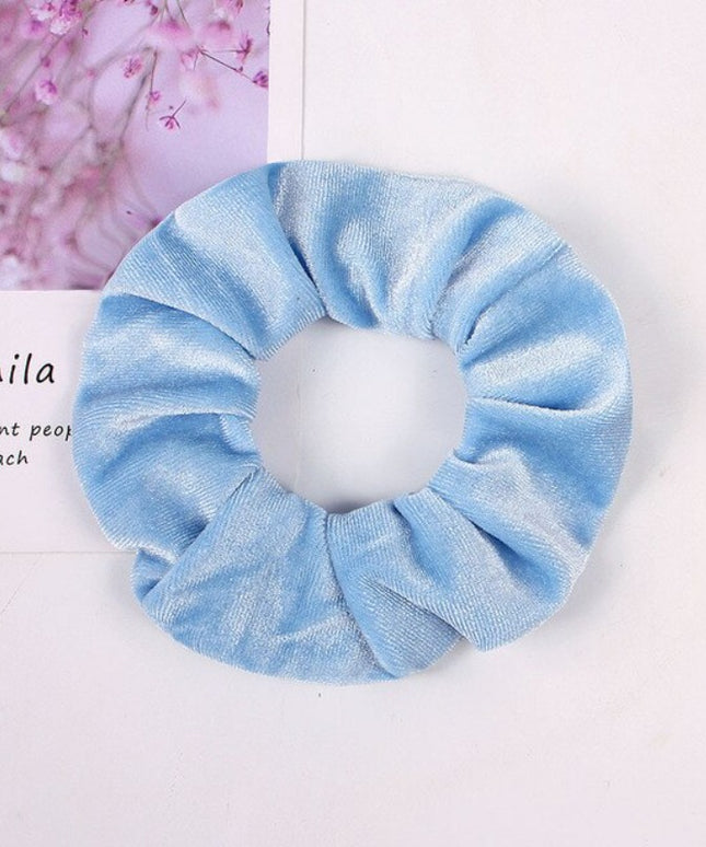Aksamitna gumka do włosów scrunchie błękitna - Akcesoria do stylizacji włosów