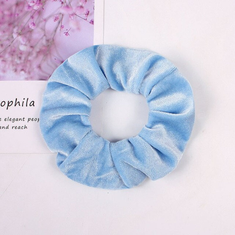 Aksamitna gumka do włosów scrunchie błękitna - Akcesoria do stylizacji włosów