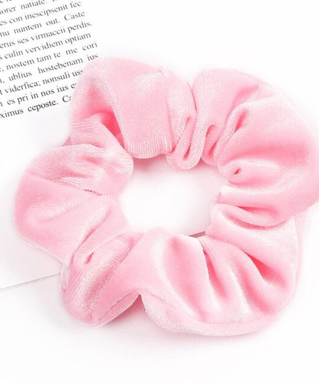 Aksamitna gumka do włosów scrunchie jasnoróżowa - Akcesoria do stylizacji włosów