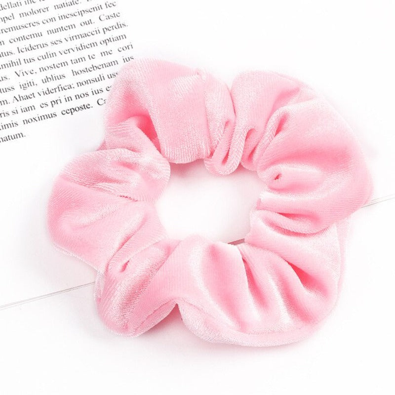 Aksamitna gumka do włosów scrunchie jasnoróżowa - Akcesoria do stylizacji włosów