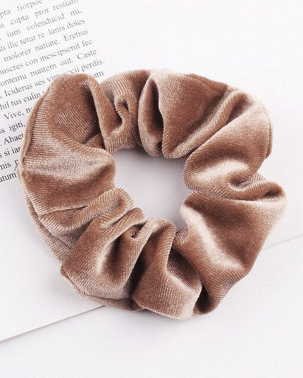 Aksamitna gumka do włosów scrunchie beżowa - Akcesoria do stylizacji włosów