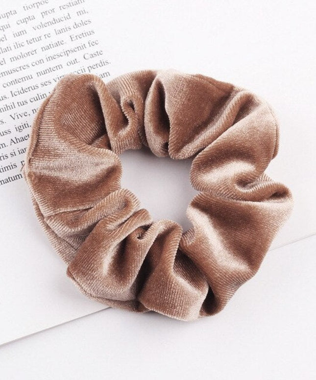 Aksamitna gumka do włosów scrunchie beżowa - Akcesoria do stylizacji włosów