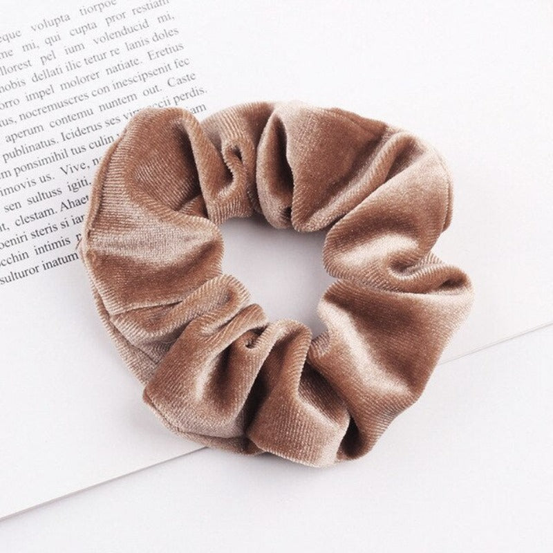 Aksamitna gumka do włosów scrunchie beżowa - Akcesoria do stylizacji włosów