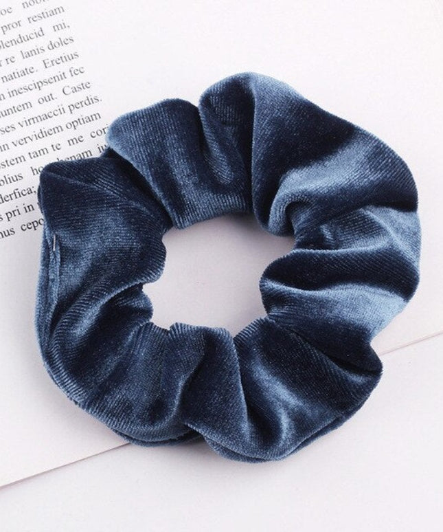 Aksamitna gumka do włosów scrunchie szaroniebieska - Akcesoria do stylizacji włosów