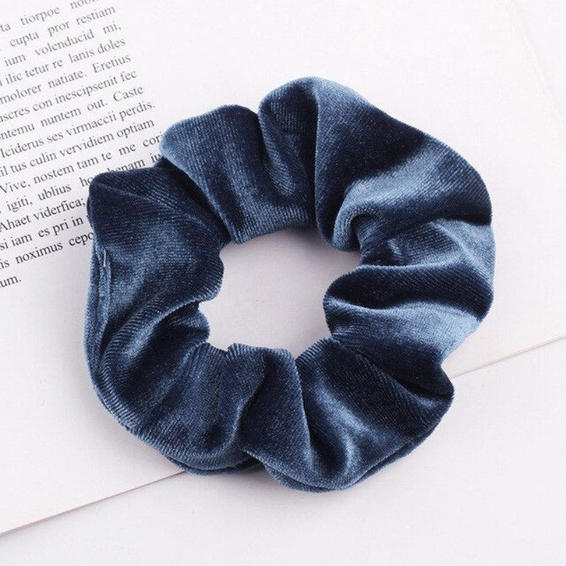 Aksamitna gumka do włosów scrunchie szaroniebieska - Akcesoria do stylizacji włosów
