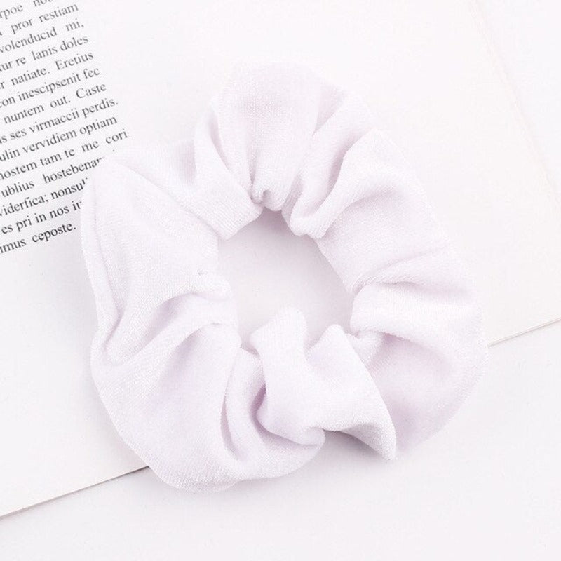 Aksamitna gumka do włosów scrunchie biała - Akcesoria do stylizacji włosów
