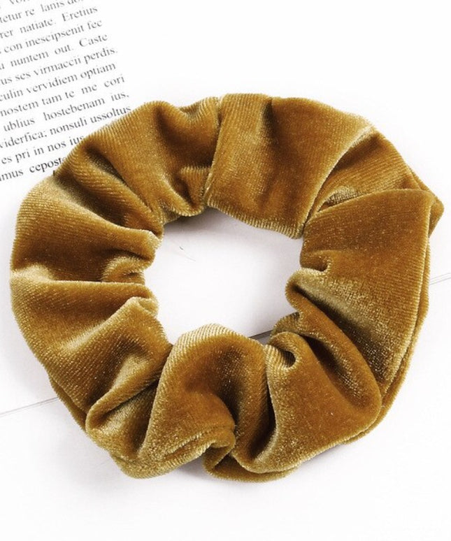 Aksamitna gumka do włosów scrunchie jasnobrązowa - Akcesoria do stylizacji włosów