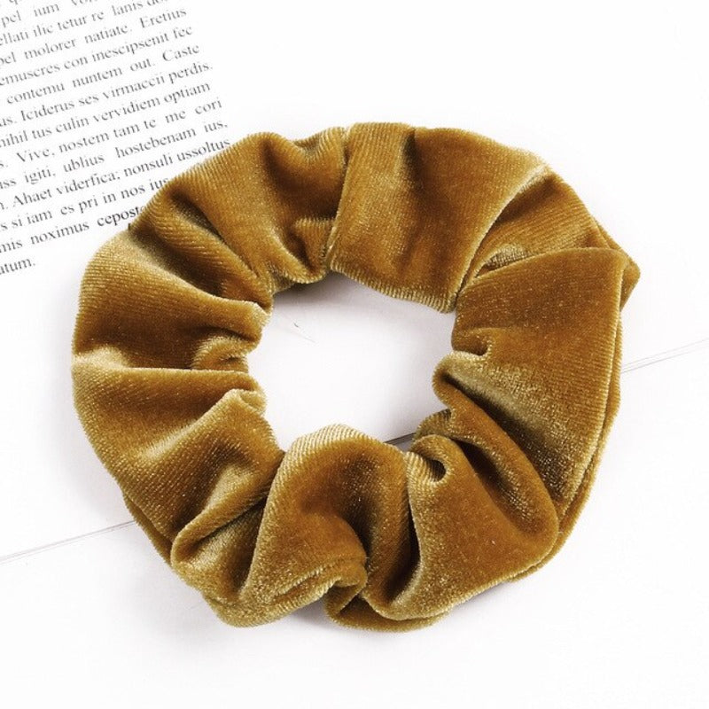 Aksamitna gumka do włosów scrunchie jasnobrązowa - Akcesoria do stylizacji włosów
