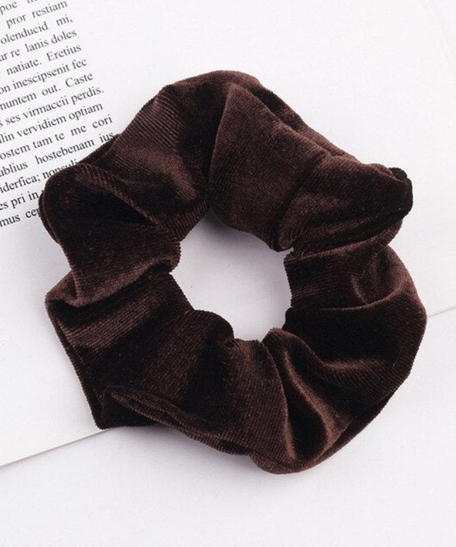 Aksamitna gumka do włosów scrunchie brązowa - Akcesoria do stylizacji włosów