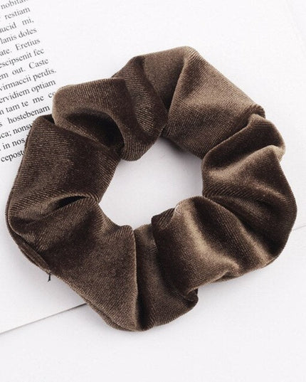 Aksamitna gumka do włosów scrunchie jasnobrązowa - Akcesoria do stylizacji włosów