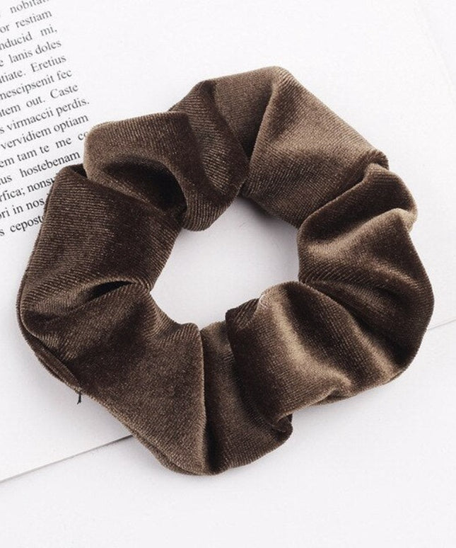 Aksamitna gumka do włosów scrunchie jasnobrązowa - Akcesoria do stylizacji włosów