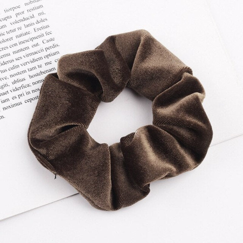 Aksamitna gumka do włosów scrunchie jasnobrązowa - Akcesoria do stylizacji włosów