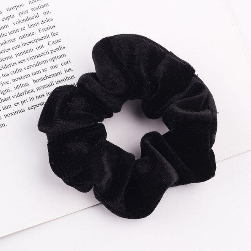 Aksamitna gumka do włosów scrunchie czarna - Akcesoria do stylizacji włosów