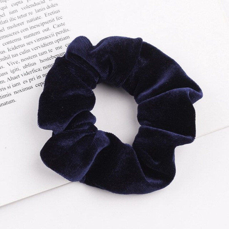Aksamitna gumka do włosów scrunchie granatowa - Akcesoria do stylizacji włosów