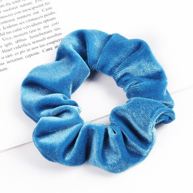 Aksamitna gumka do włosów scrunchie niebieska - Akcesoria do stylizacji włosów