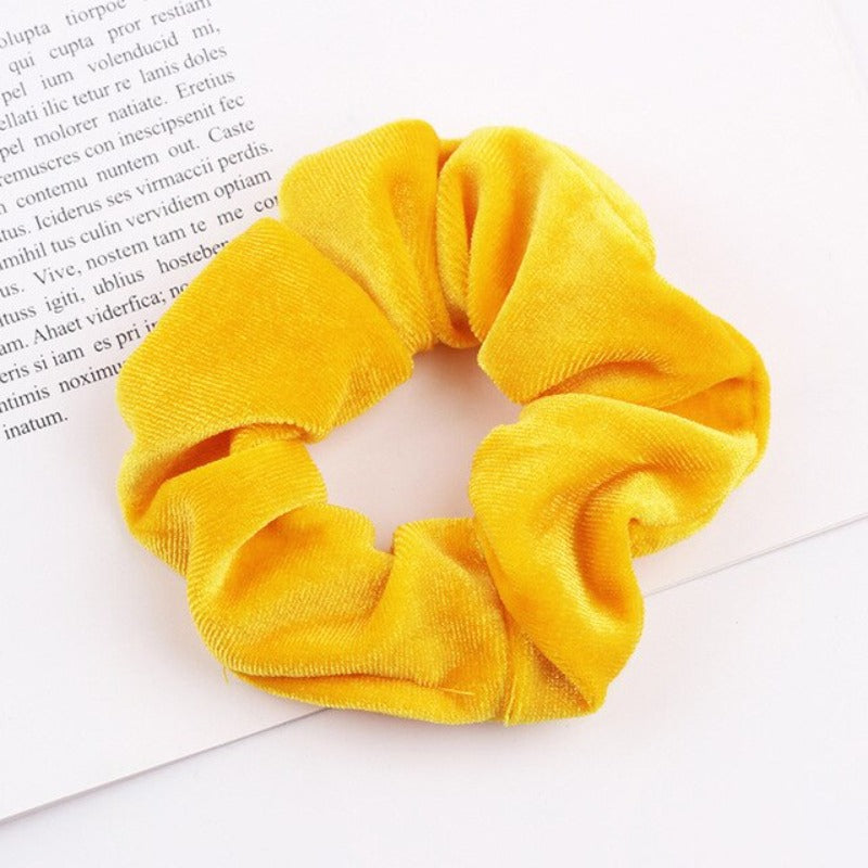 Aksamitna gumka do włosów scrunchie żółta - Akcesoria do stylizacji włosów