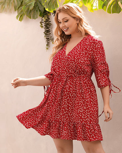 Sukienka plus size z falbanką i głębszym dekoltem