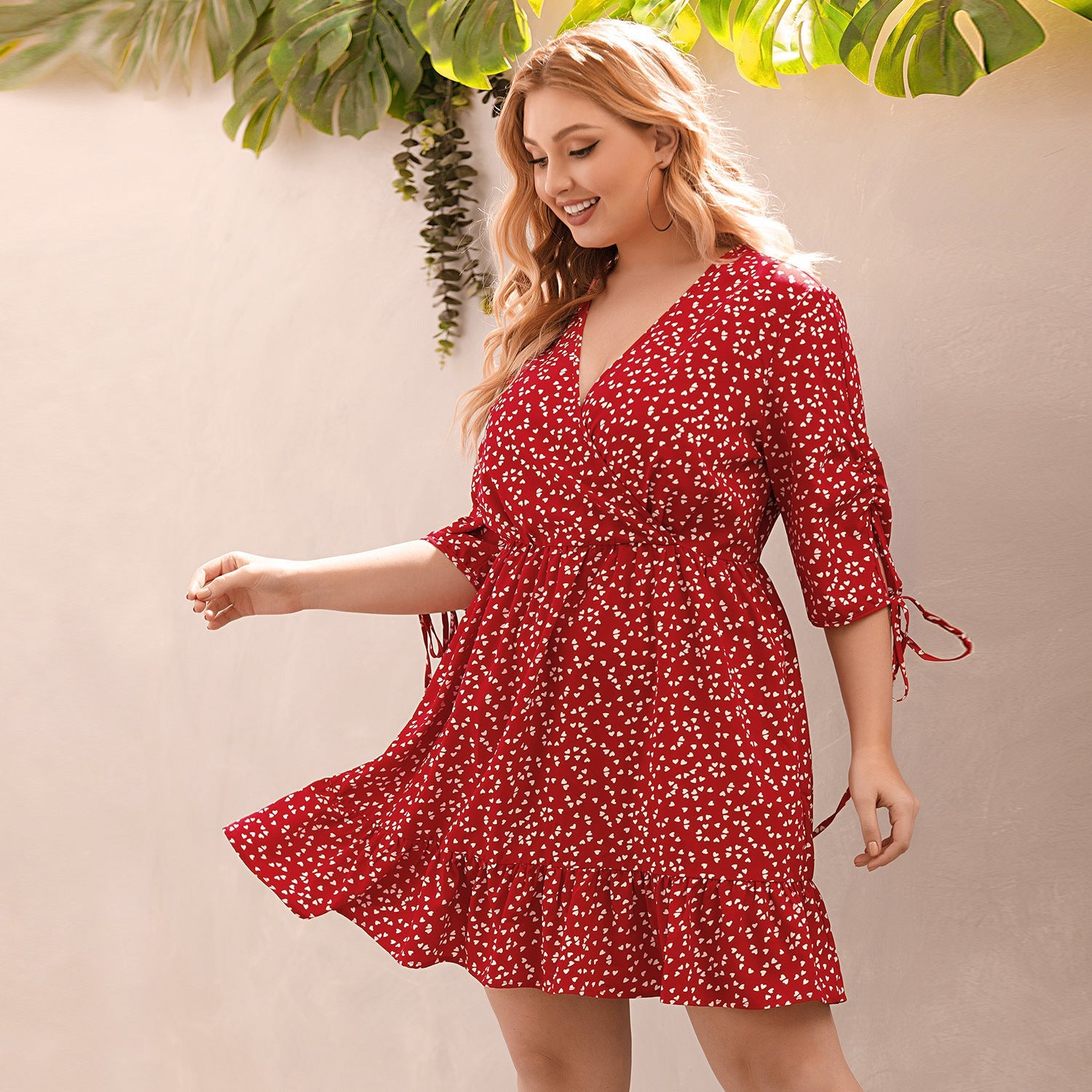 Sukienka plus size z falbanką i głębszym dekoltem