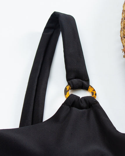 Damski jednoczęściowy strój kąpielowy z ozdobnymi wycięciami