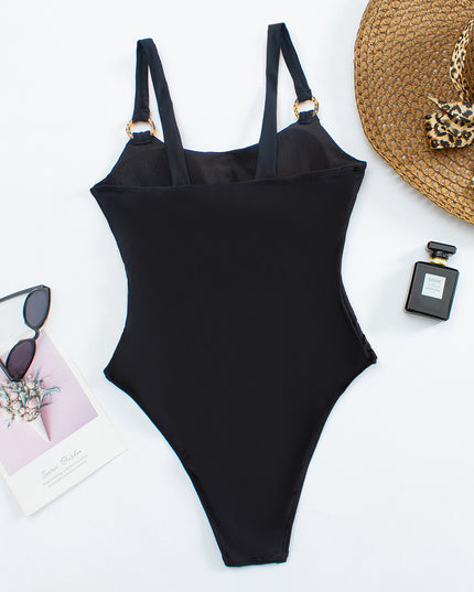 Damski jednoczęściowy strój kąpielowy z ozdobnymi wycięciami