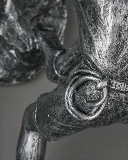 Figurka dekoracyjna wspinający się mężczyzna metaliczna