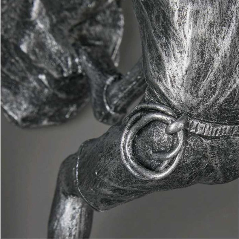 Figurka dekoracyjna wspinający się mężczyzna metaliczna