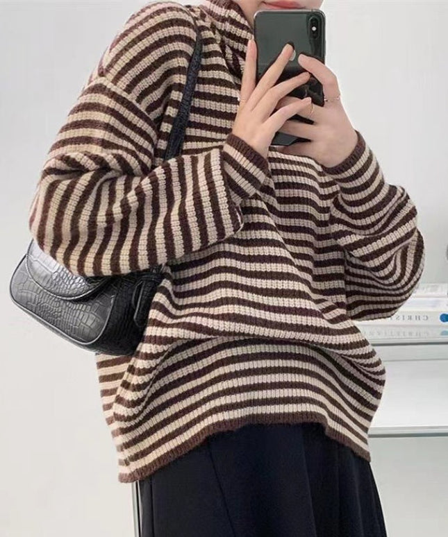 Damski sweter z golfem w paski o luźnym kroju