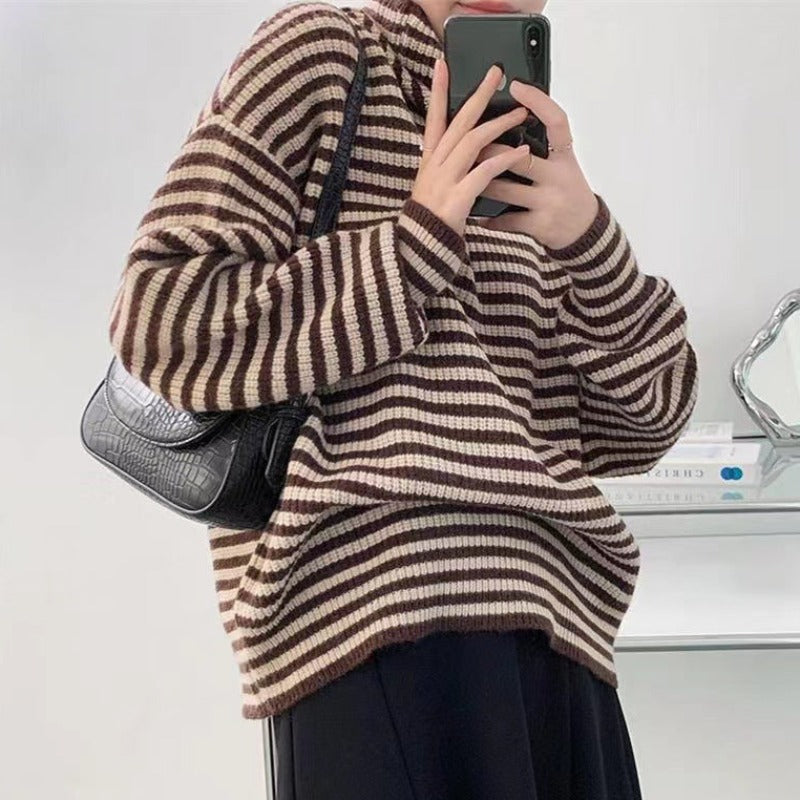 Damski sweter z golfem w paski o luźnym kroju