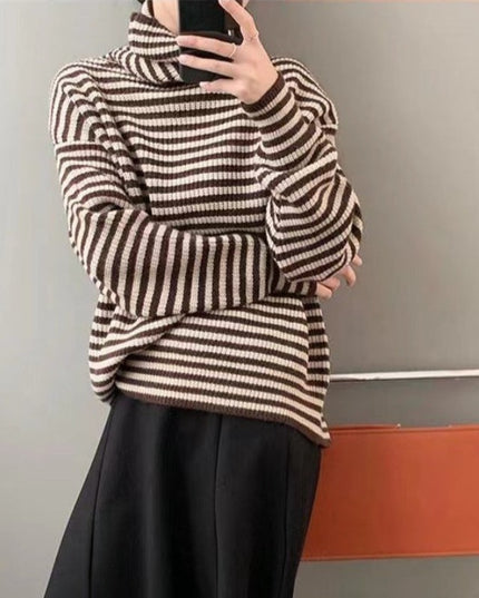 Damski sweter z golfem w paski o luźnym kroju