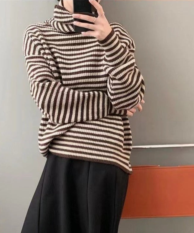 Damski sweter z golfem w paski o luźnym kroju