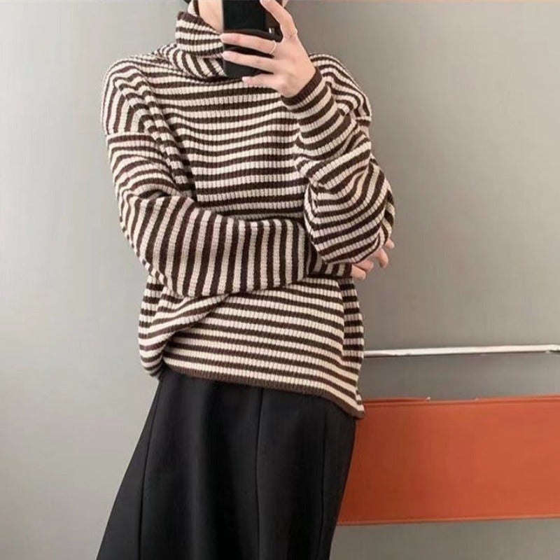 Damski sweter z golfem w paski o luźnym kroju
