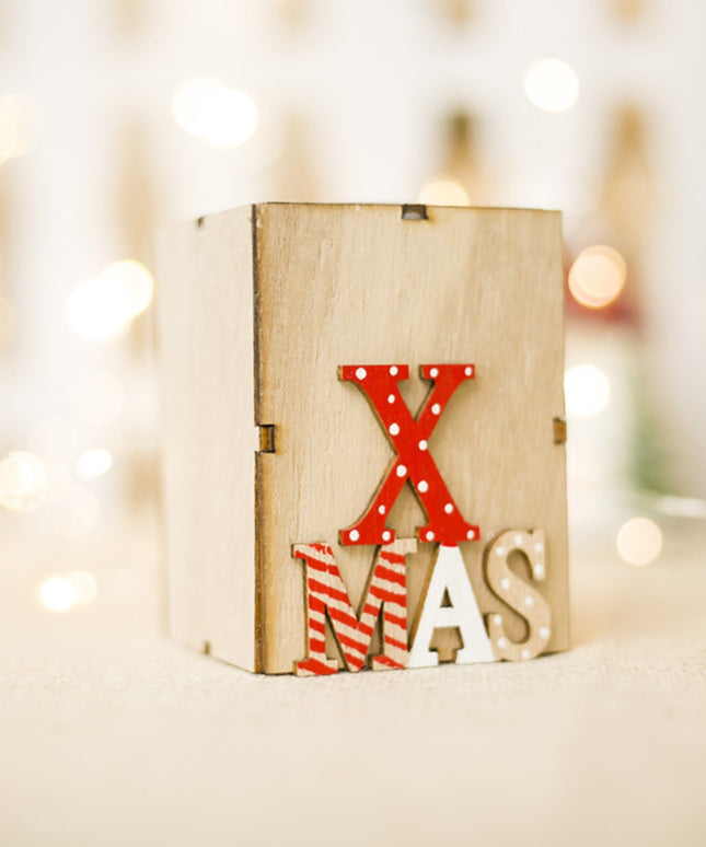 Świąteczny świecznik drewniany z trójwymiarowym napisem XMAS