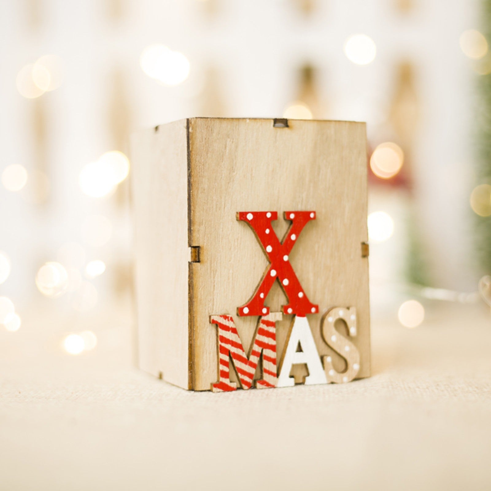 Świąteczny świecznik drewniany z trójwymiarowym napisem XMAS