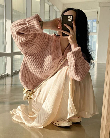 Damski sweter dziergany typu kardigan zapinany na guziki