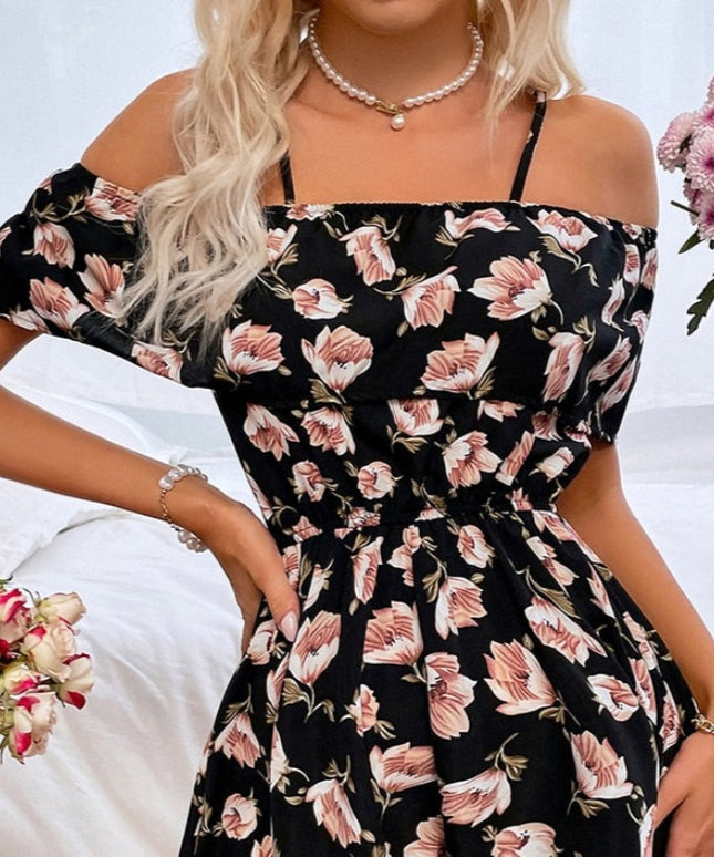 Damski kombinezon w kwiaty z odkrytymi ramionami na cienkich ramiączkach
