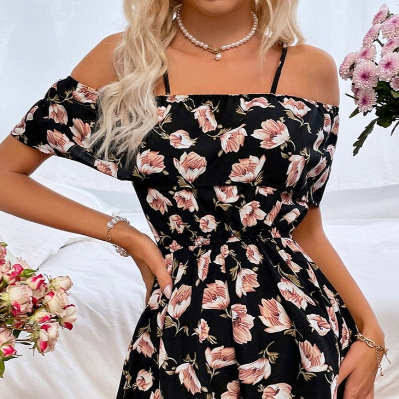 Damski kombinezon w kwiaty z odkrytymi ramionami na cienkich ramiączkach