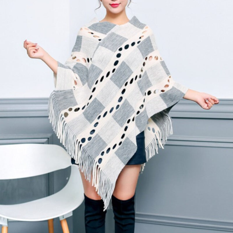 Damski sweter typu ponczo wykończony frędzlami