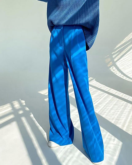 Damskie spodnie chinosy z szerokimi nogawkami podkreślające talię