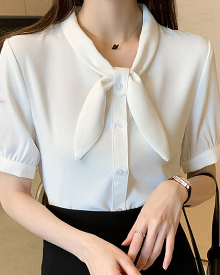 Damska koszula z krótkim rękawem z ozdobnym wiązaniem na dekolcie