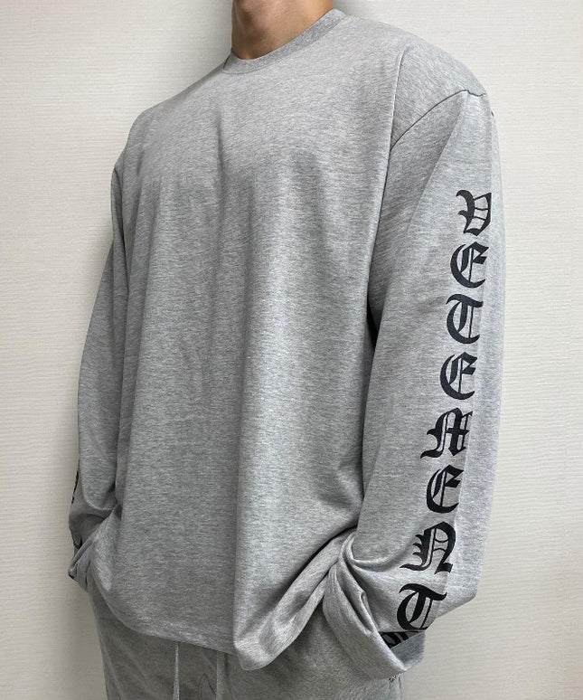 Męska koszulka z długim rękawem o prostym kroju z napisami na rękawach