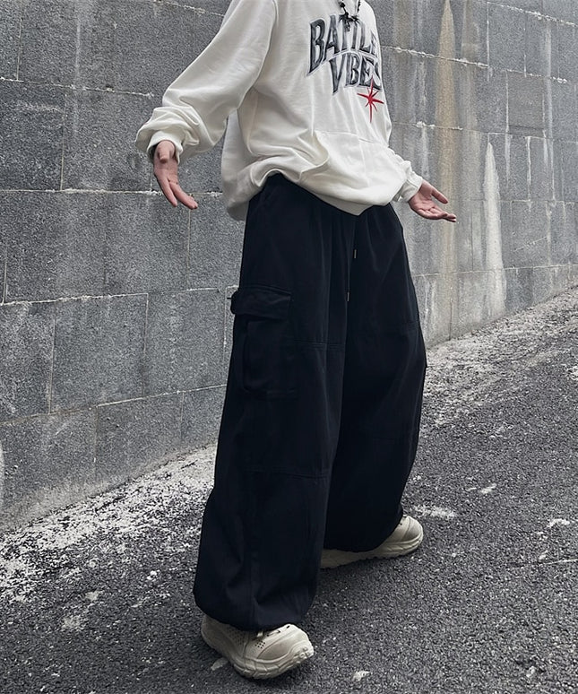 Męskie spodnie bojówki o szerokich nogawkach