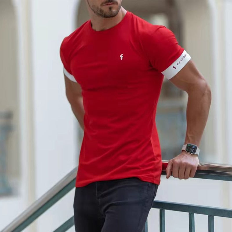 Męski T-shirt z naszywką i lamówką na rękawach